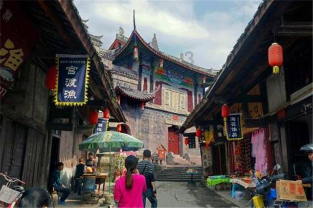 百万豪车保时捷起火，车门打不开，车主竟被活活烧死，车门为什么打不开呢？游戏画面
